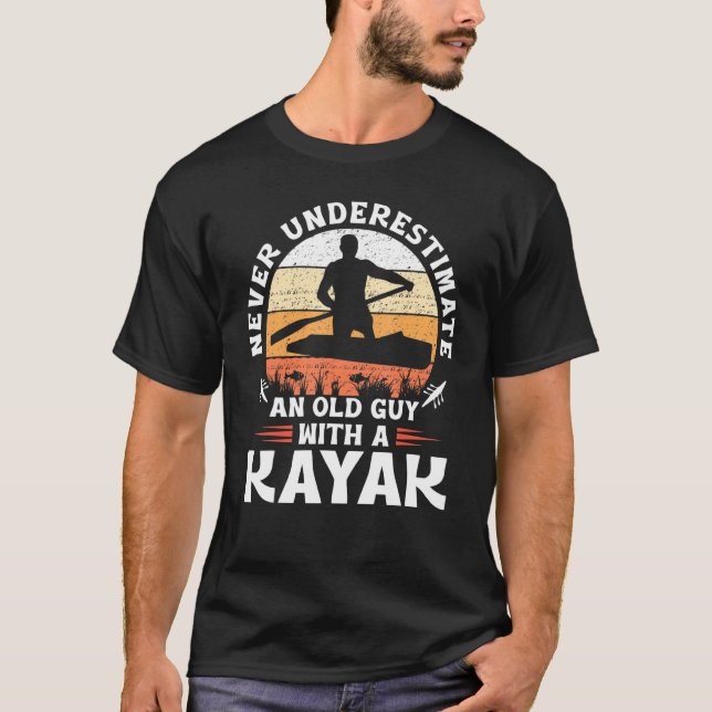 Camiseta Nunca Subestimar Uma Cara Antiga Com Um Kayak (Frente)