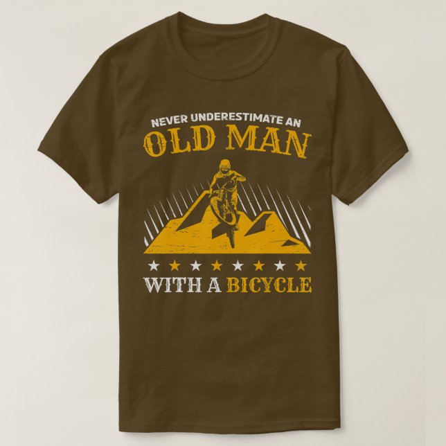 Camiseta Nunca Subestimar Uma Cara Antiga Em Uma Bicicleta (Frente do Design)
