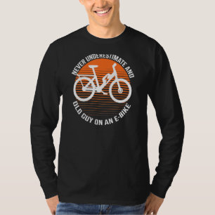 Camiseta Nunca Subestimar Uma Cara Antiga Em Uma Bicicleta 