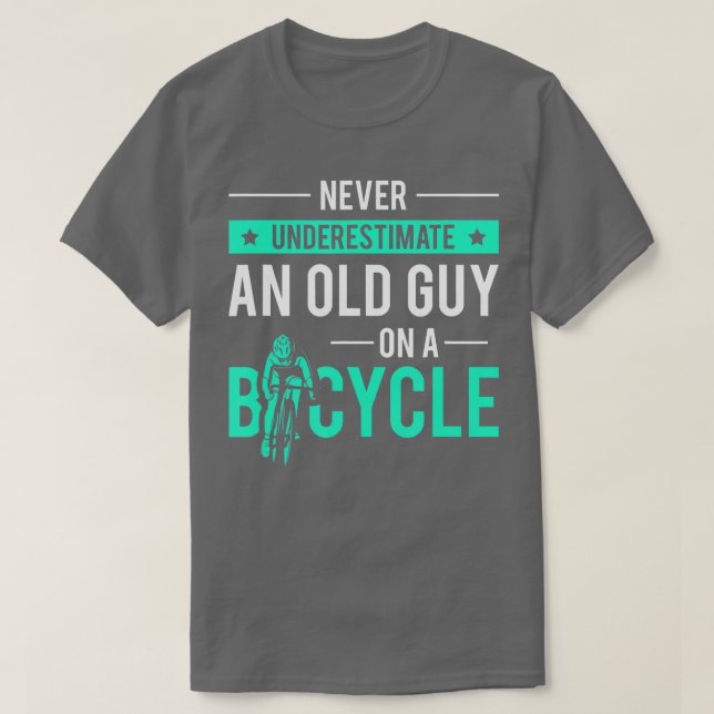 Camiseta Nunca Subestimar Uma Cara Antiga Em Uma Bicicleta  (Frente do Design)
