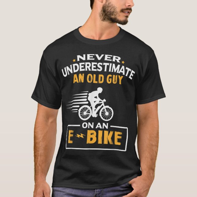 Camiseta Nunca Subestimar Uma Cara Antiga Em Uma Bicicleta  (Frente)