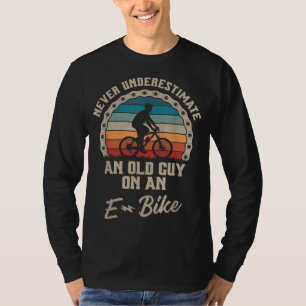 Camiseta Nunca Subestimar Uma Cara Antiga Em Uma Bicicleta 