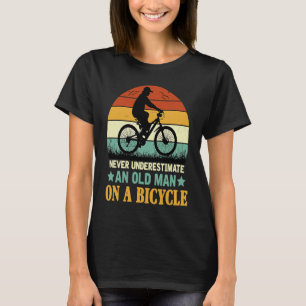 Camiseta Nunca Subestimar Uma Cara Antiga Em Uma Bicicleta 