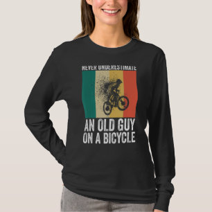 Camiseta Nunca Subestimar Uma Cara Antiga Em Uma Bicicleta