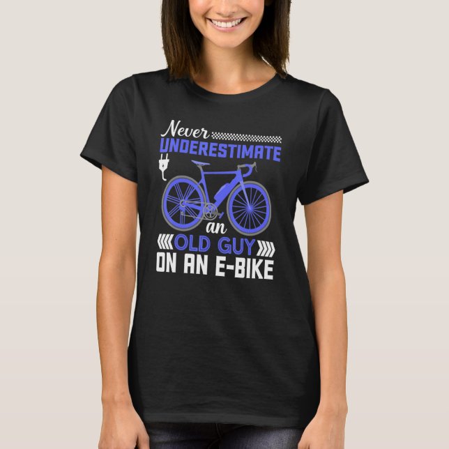 Camiseta Nunca Subestimar Uma Cara Antiga Em Uma Bomba De E (Frente)