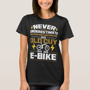 Camiseta Nunca Subestimar Uma Cara Antiga Em Uma Bomba De E