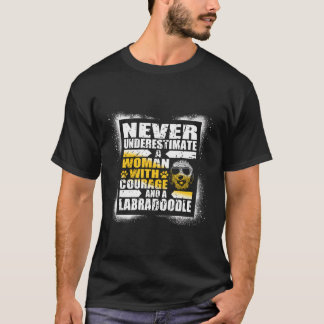 Camiseta Nunca Subestime A Coragem Das Mulheres E Um Labrad