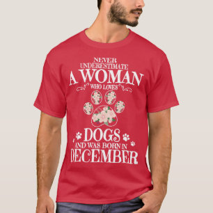 Camiseta Nunca Subestime A Mulher Que Adora Nascer De Cães