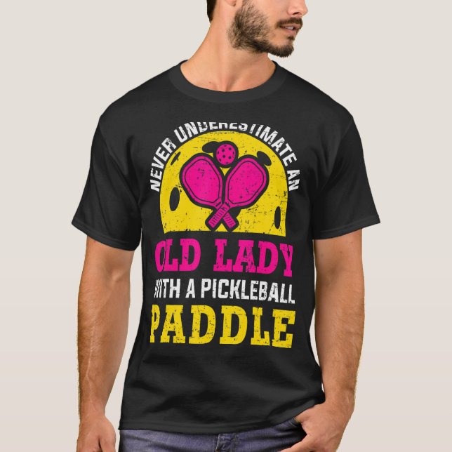 Camiseta Nunca Subestime A Velhinha Com Um Pão De Picklebal (Frente)