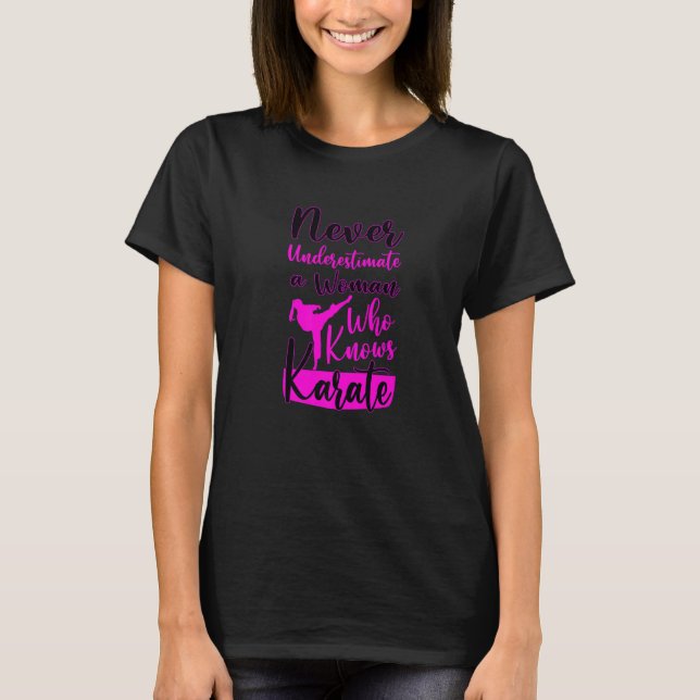 Camiseta Nunca Subestime E Mulher Velha Que Conhece Karate (Frente)