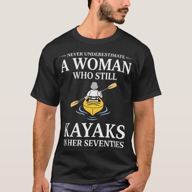 Camiseta Nunca Subestime Mulher Que Ainda Pratica Caiaque E (Frente)