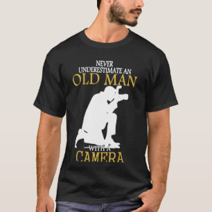 Camiseta Nunca subestime o ancião com câmera
