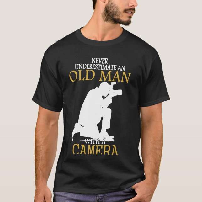Camiseta Nunca subestime o ancião com câmera (Frente)
