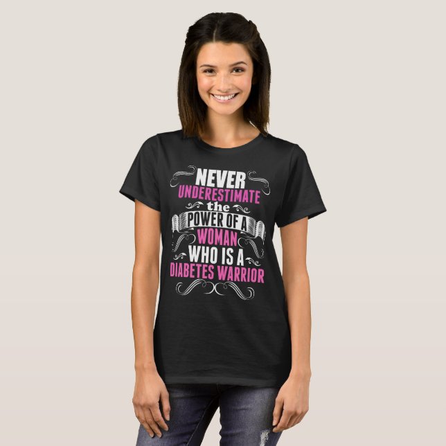 Camiseta Nunca subestime o guerreiro do diabetes da mulher (Frente Completa)