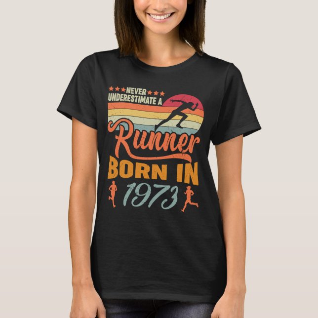 Camiseta Nunca Subestime o Nascer Runner 1973 48º Aniversár (Frente)