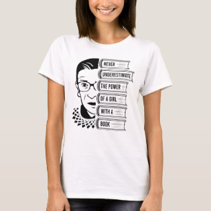 Camiseta Nunca subestime o poder da garota com o livro