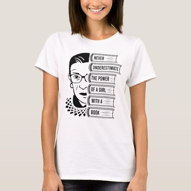 Camiseta Nunca subestime o poder da garota com o livro (Frente)