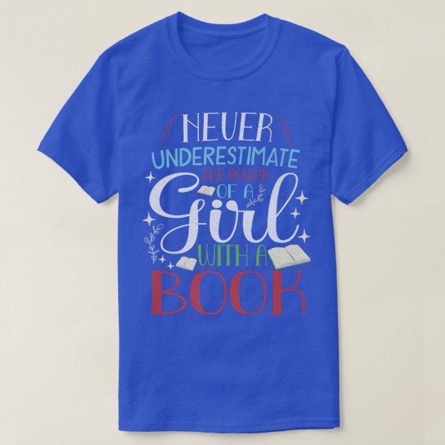 Camiseta Nunca Subestime O Poder De Uma Garota Com Um Boo (Frente do Design)