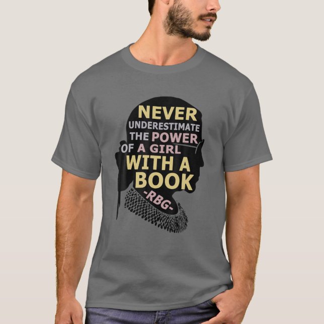 Camiseta Nunca Subestime O Poder De Uma Garota Com Um Boo (Frente)