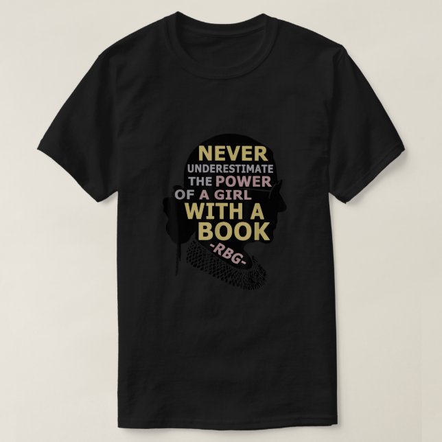 Camiseta Nunca Subestime O Poder De Uma Garota Com Um Boo (Frente do Design)