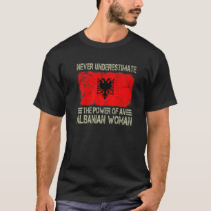 Camiseta Nunca subestime o poder de uma mulher albanesa