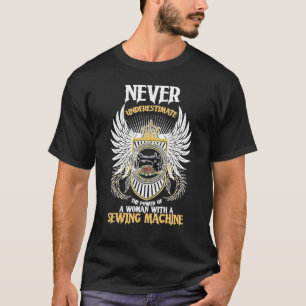Camiseta Nunca Subestime O Poder De Uma Mulher Com Sewi