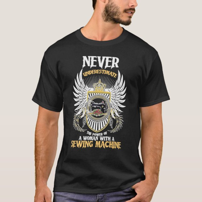 Camiseta Nunca Subestime O Poder De Uma Mulher Com Sewi (Frente)