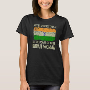Camiseta Nunca subestime o poder de uma mulher indiana F