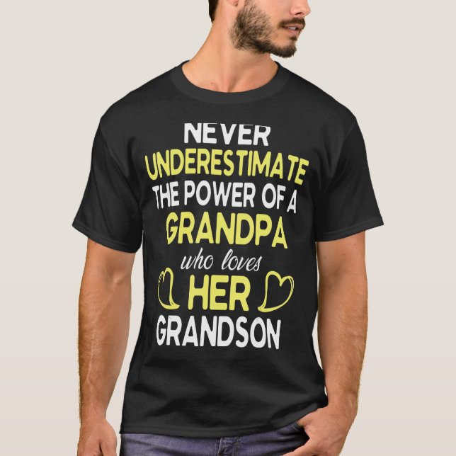 Camiseta Nunca Subestime O Poder Do Avô Que A Ama (Frente)