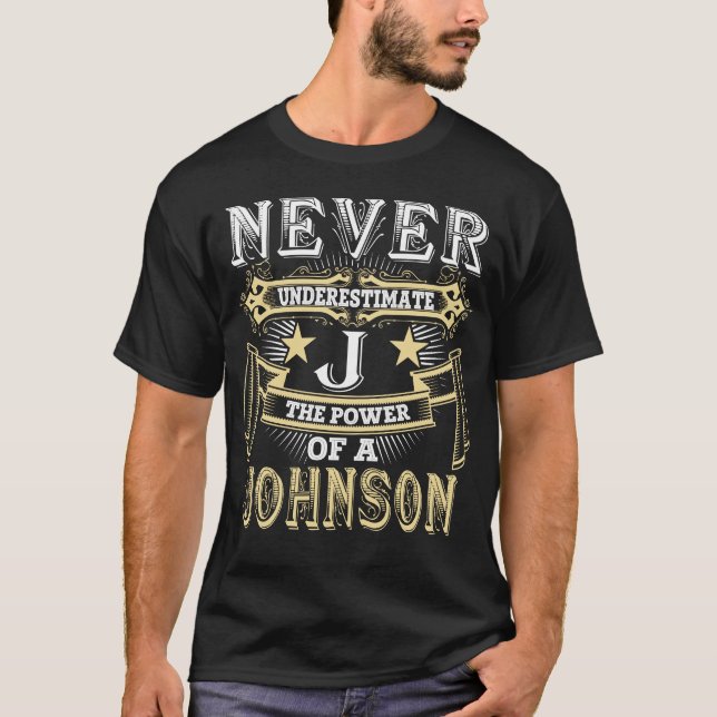 Camiseta Nunca Subestime O Poder Do Nome JOHNSON (Frente)