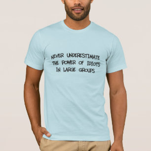 Camiseta Nunca subestime o poder dos idiota