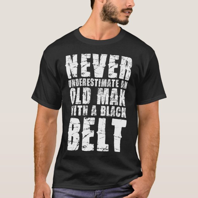 Camiseta Nunca Subestime O Velho Com Cinto (Frente)