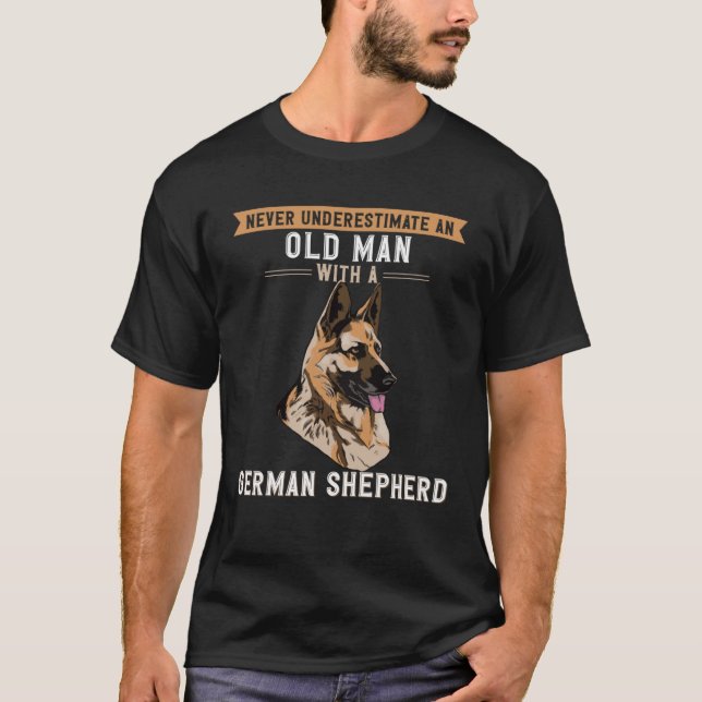 Camiseta Nunca Subestime O Velho Com German shepherd (Frente)