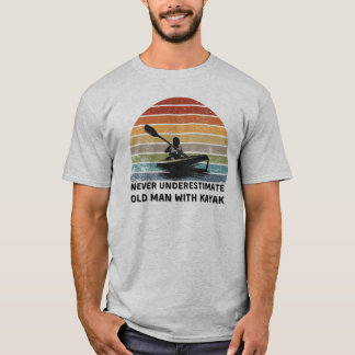 Camiseta Nunca subestime o Velho com o Caiaque