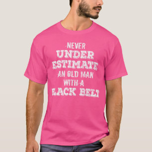 Camiseta Nunca Subestime O Velho Com O Caratê Negra