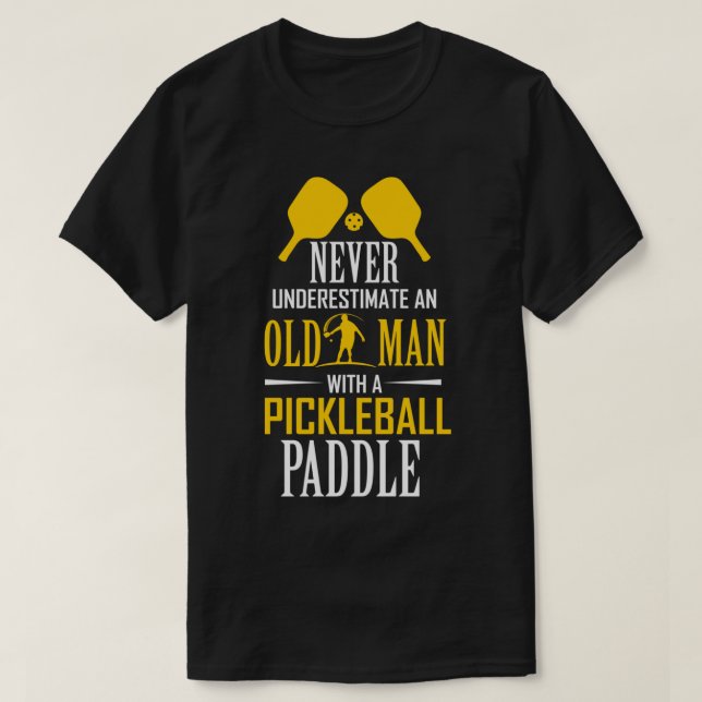 Camiseta Nunca subestime o Velho com um Jogo de Pickleball (Frente do Design)