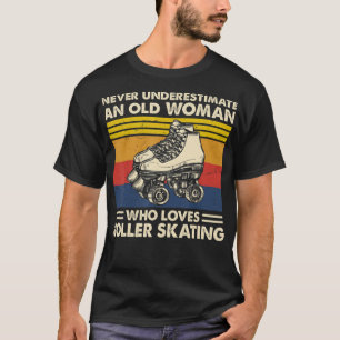 Camiseta Nunca subestime que uma velha ama o skate rolante