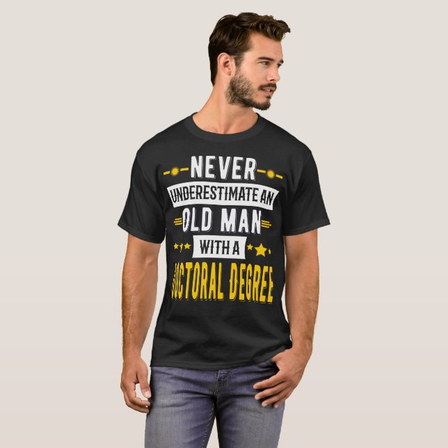 Camiseta Nunca subestime um ancião com um doutoral (Frente Completa)
