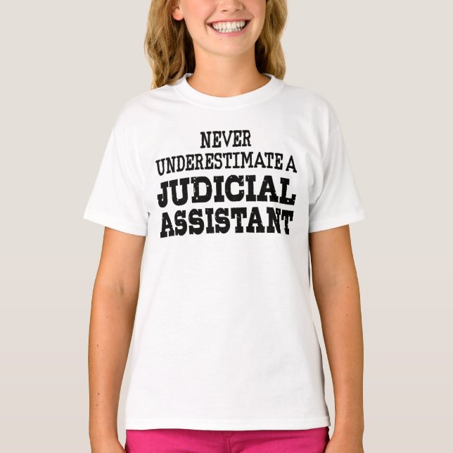Camiseta Nunca subestime um assistente judicial (Frente)