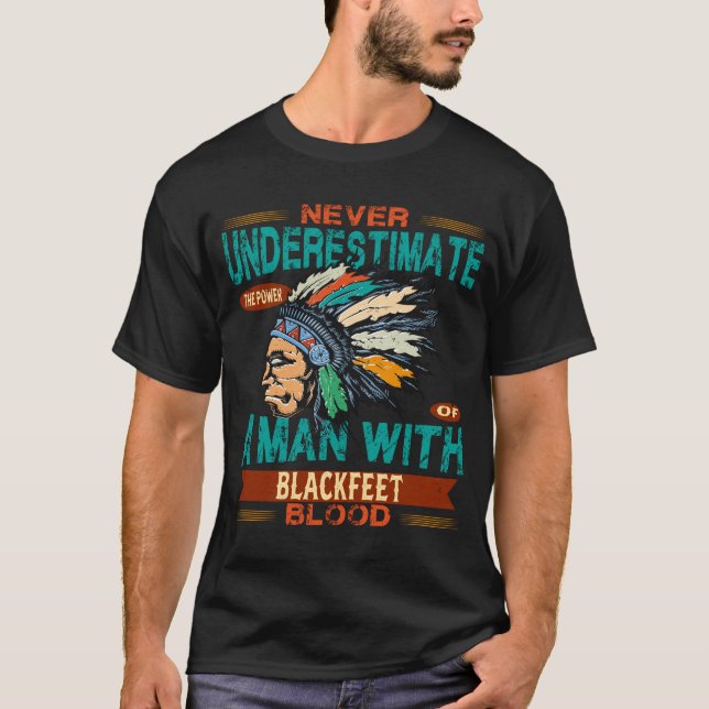 Camiseta Nunca subestime um homem com sangue Blackfoot (Frente)