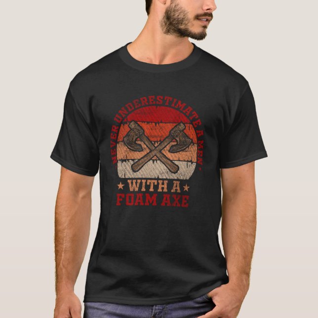 Camiseta Nunca Subestime Um Homem Com Uma Função De Ax De E (Frente)