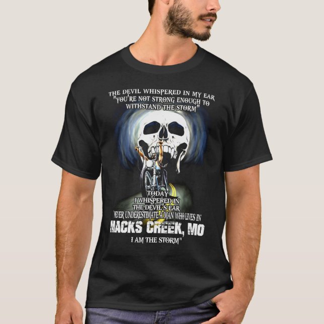 Camiseta Nunca subestime um homem de MACKS CREEK MO (Frente)