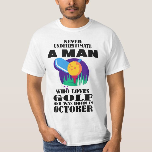 CAMISETA NUNCA SUBESTIME UM HOMEM QUE AMA GOLFE OUTUBRO (Frente)