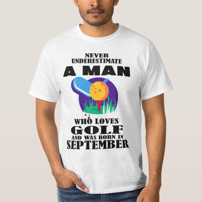 CAMISETA NUNCA SUBESTIME UM HOMEM QUE AMA GOLFE SETEMBRO (Frente)