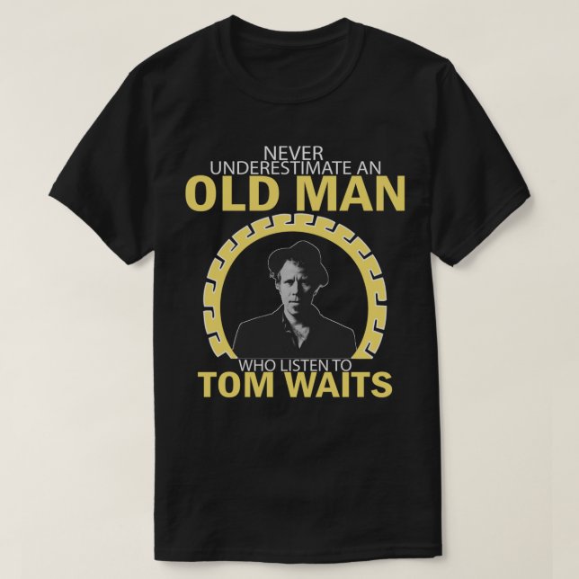 Camiseta Nunca Subestime Um Homem Que Escuta Tom Esperar (Frente do Design)