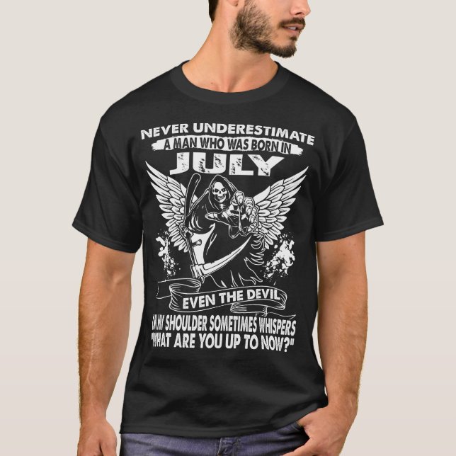 Camiseta Nunca subestime um homem que seja em julho T (Frente)