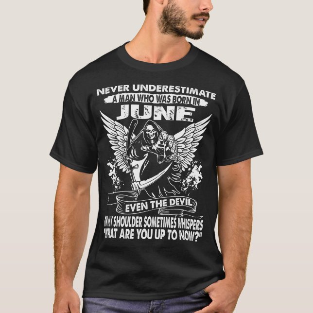 Camiseta Nunca subestime um homem que seja em junho T (Frente)