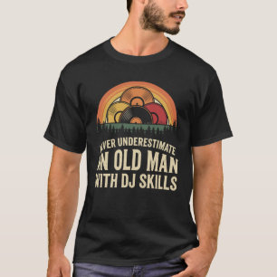 Camiseta Nunca Subestime um Homem Velho Com Habilidades de