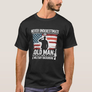 Camiseta Nunca Subestime Um Homem Velho Com Um Bacharelado