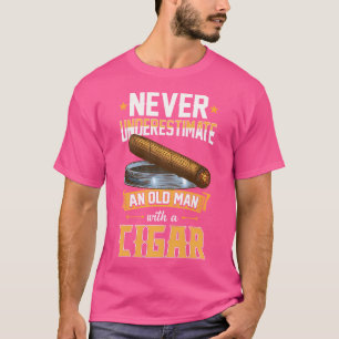 Camiseta Nunca Subestime um Homem Velho com um Charuto